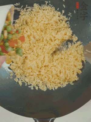 下豌豆粒、胡蘿卜粒、玉米粒。（買現(xiàn)成冷凍的雜菜即可，非常方便）