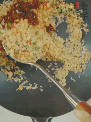 翻炒熟后，加金字火腿XO醬。