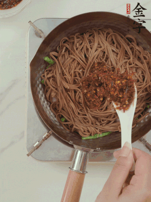 下蕎麥面，淋上少許醬油，加2勺金字火腿大師醬略翻炒即可。