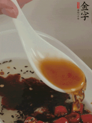 再加2勺生抽、1勺香醋攪拌。