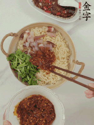 在面上鋪魷魚(yú)、香菜、金字火腿大師醬。