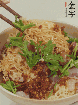 倒上醬汁攪拌均勻即可。