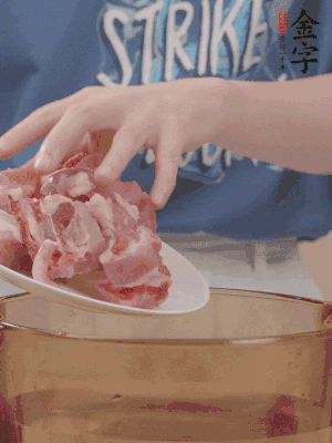 排骨剁小塊，加姜片、料酒沸水下鍋焯水。