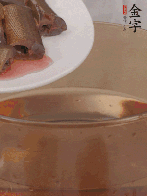 處理干凈的黃鱔段，加姜片、料酒沸水下鍋焯水。撈出用涼水沖洗干凈。