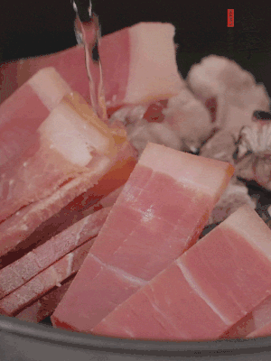 排骨、黃鱔段、金字火腿片放入砂鍋中，加沒(méi)過(guò)食材的水。