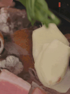 加姜片、蔥結(jié)、料酒。