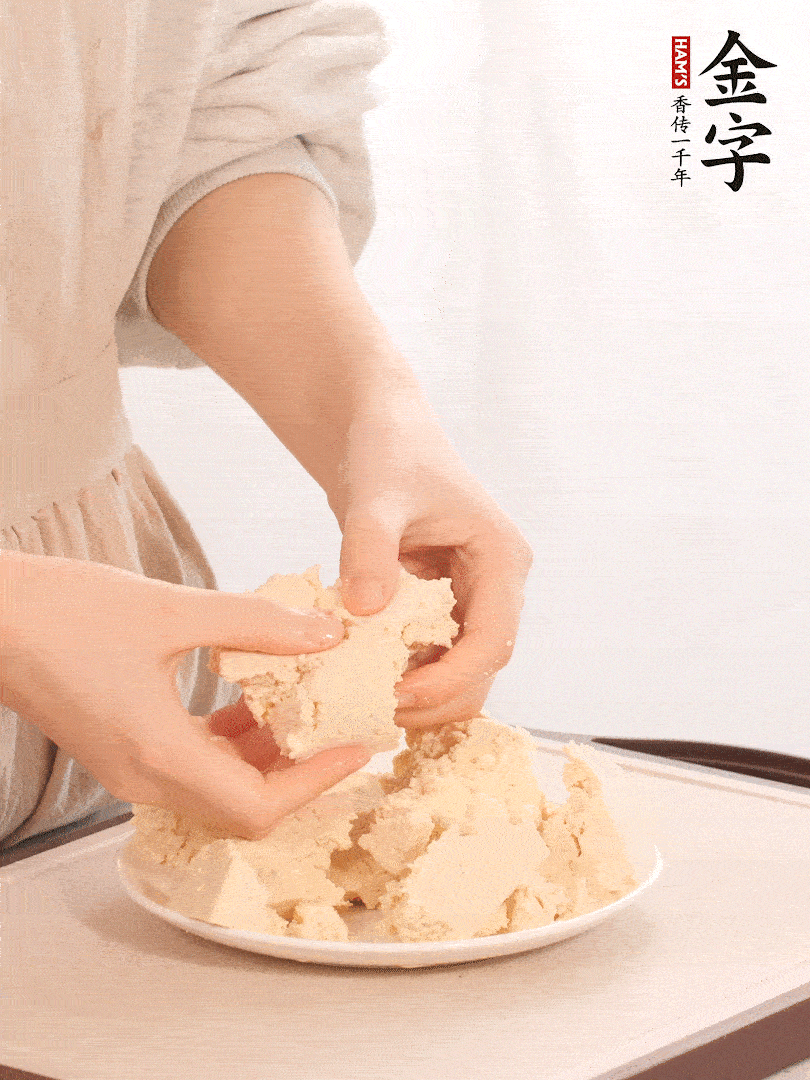 老豆腐用手掰成塊。