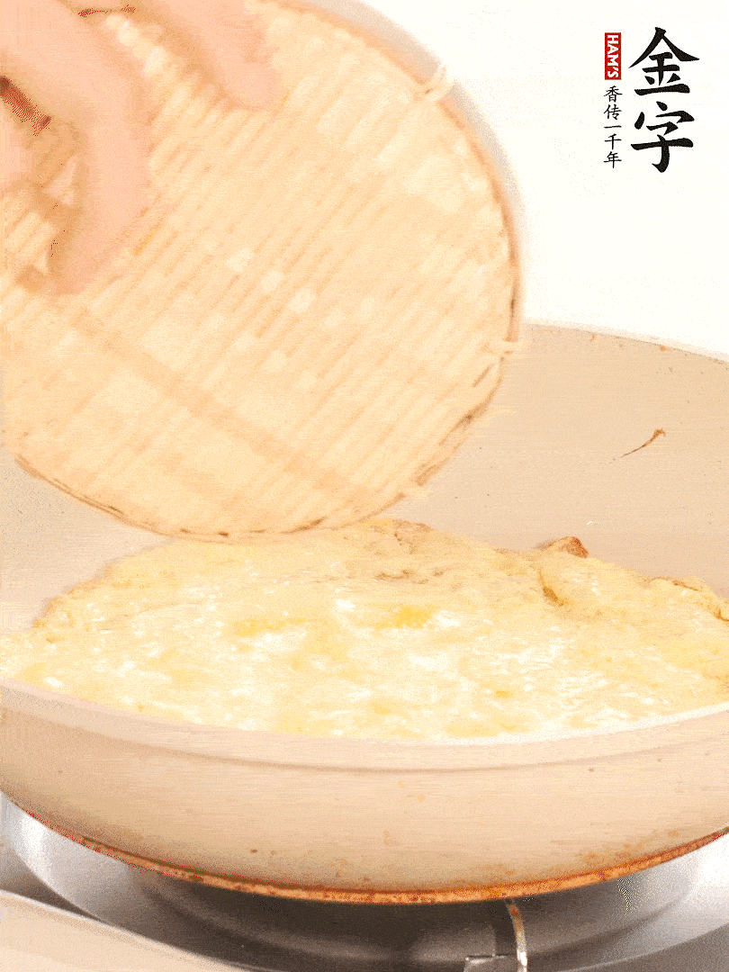 鍋內(nèi)放入少許油，油溫4成熱倒入一個(gè)雞蛋煎熟