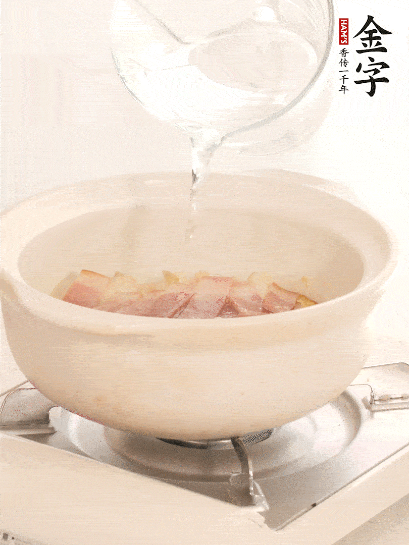 放入火腿片，加開水，再加入豆腐