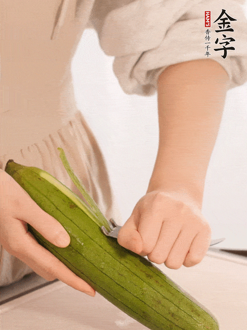 絲瓜去皮切滾刀塊用鹽殺一下水分洗凈。