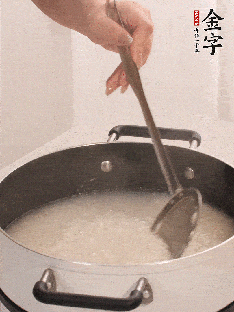 香菇、土豆、胡蘿卜、金字土香腸切小塊。