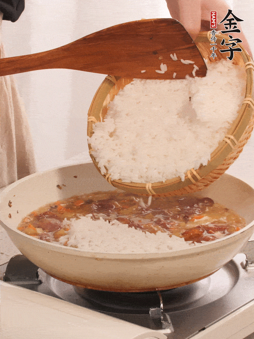 熱鍋燒油，香腸煸出油，加姜片去腥，加土豆、胡蘿卜、香菇翻炒到半熟，隨后加豆角、2小勺鹽、1大勺生抽，煸炒均勻。