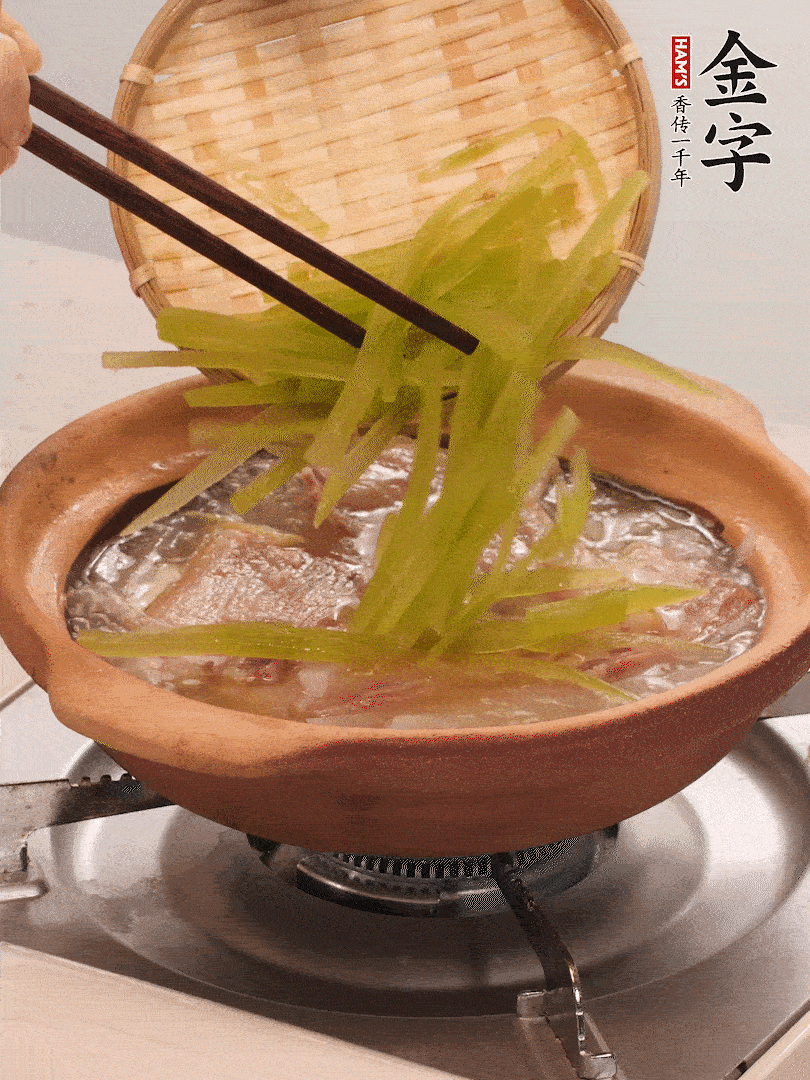 倒入熱水煮開后，轉(zhuǎn)小火燉煮10分鐘，呈奶白色湯底。