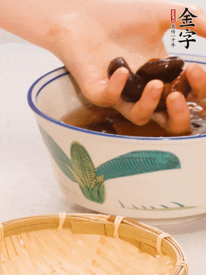 干香菇提前泡發(fā)切片，泡香菇水留著備用。