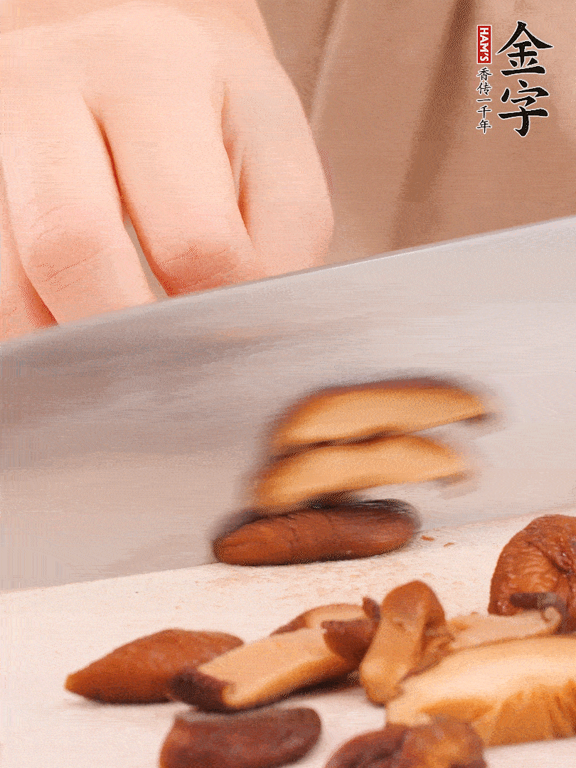 干香菇泡發(fā)，切成小塊。