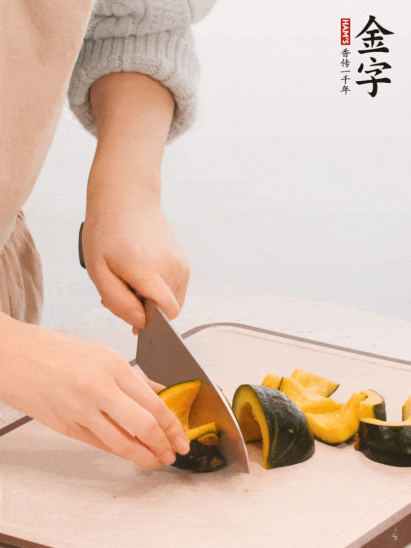 貝貝南瓜切小塊，生姜切成姜絲。