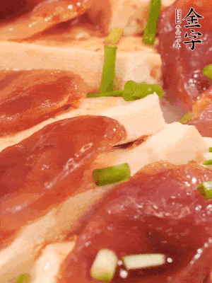 調(diào)一個(gè)醬汁：2勺生抽、1勺蠔油、半勺白糖、1勺淀粉、半碗清水調(diào)成料汁燒開