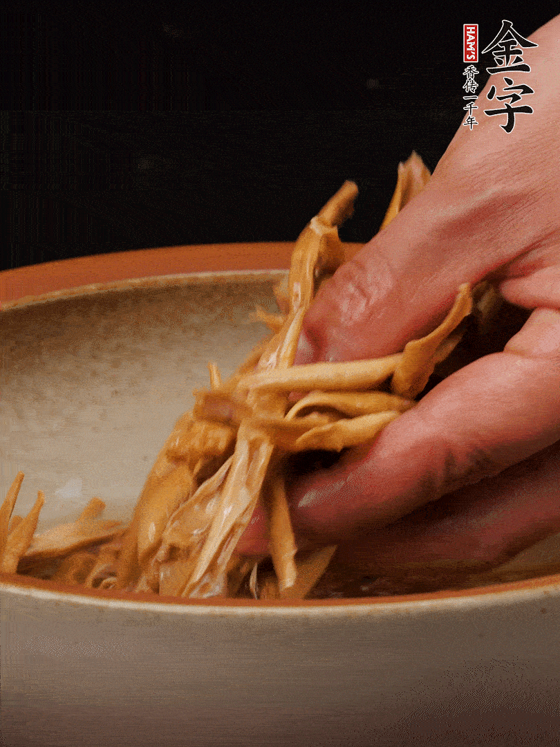 農(nóng)家土筍尖提前泡軟，用刀劃成細(xì)絲，這樣會(huì)更加入味。