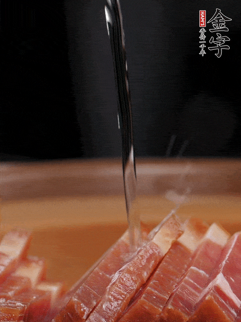 金字火腿切片，放入溫水中泡10分鐘，金字土香腸斜切成片。千張切成細(xì)條。