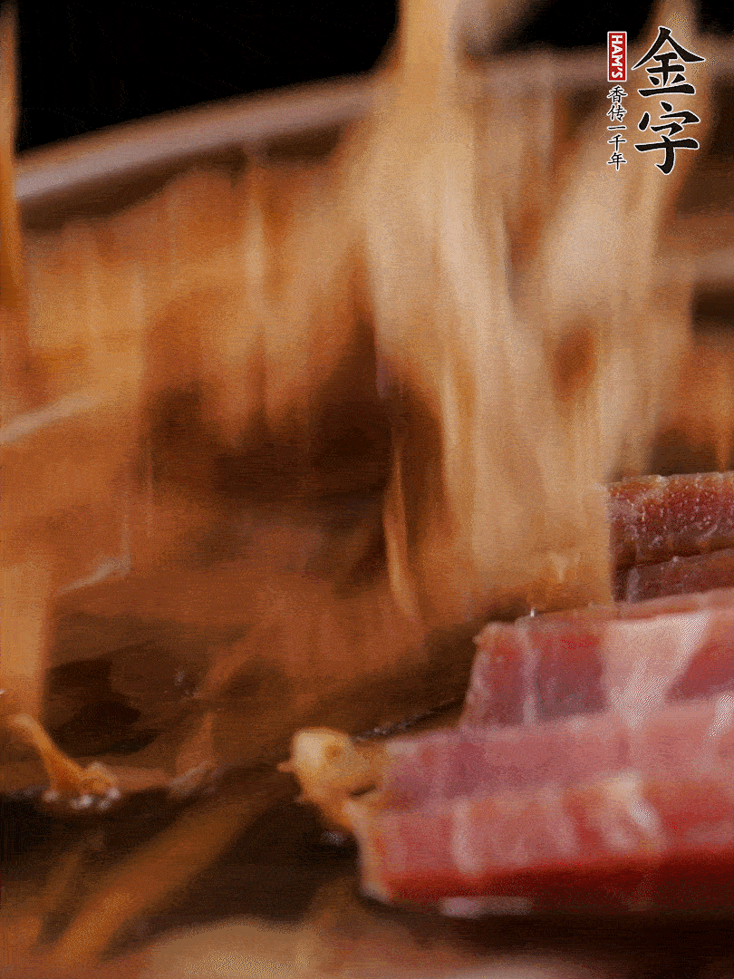 大筒骨、金字火腿、姜片、黃酒一起放入砂鍋，加筍干燉煮40分鐘。（如果家里有高壓鍋，用高壓鍋把高湯壓出來(lái)更鮮濃。）