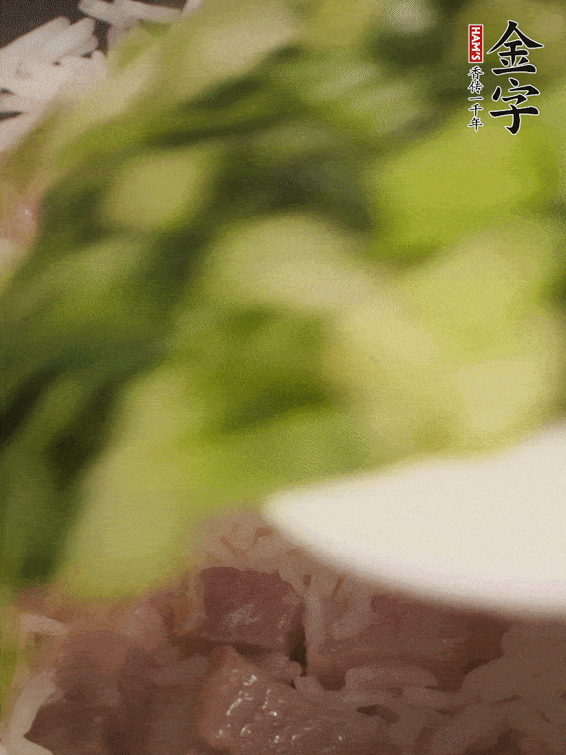 將燜煮好的米飯，倒入炒熟的蔬菜中，翻炒均勻鍆繼續(xù)燜煮5分鐘