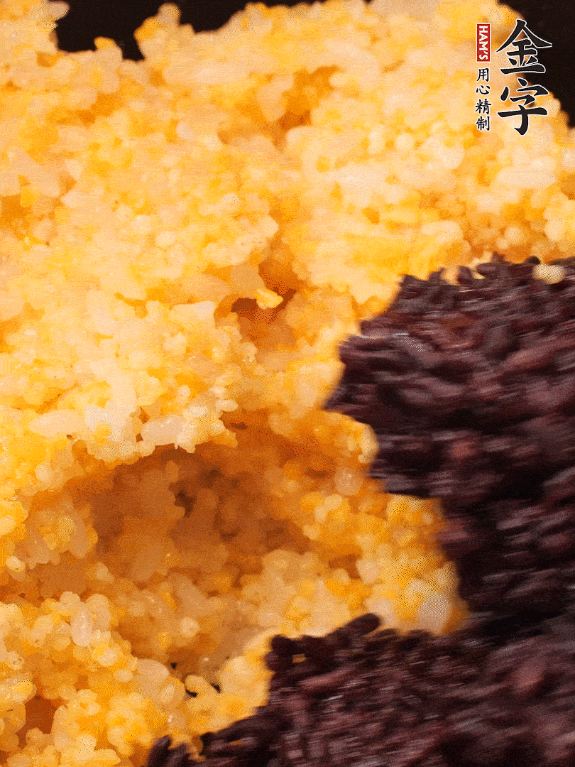 混合小米、紫米煮熟，加豬油攪拌均勻（紫米分開煮在攪拌）