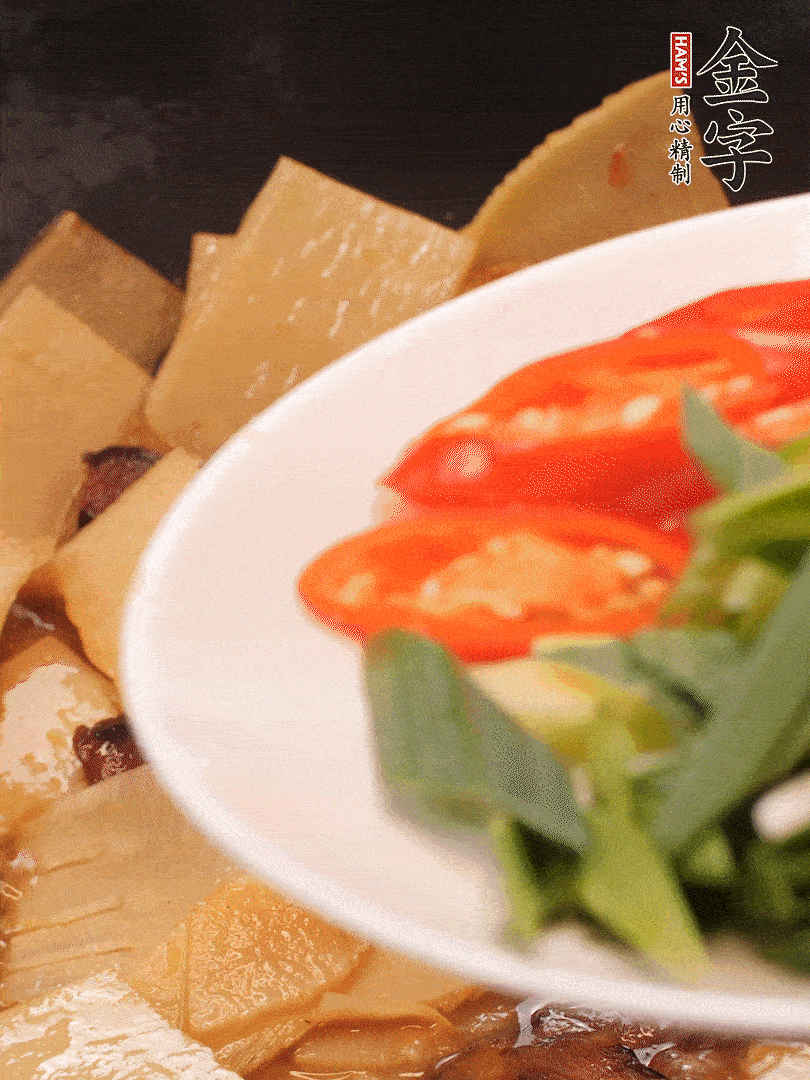 少許料酒增香，下蒜白、青紅辣椒略微翻炒