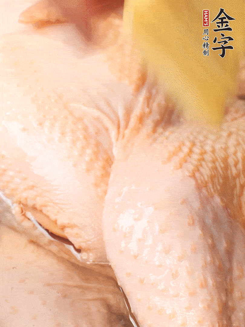 老母雞去頭去尾，斬去雞爪。冷水入鍋，加料酒、蔥姜焯水，煮出浮沫后撈出，用清水洗凈