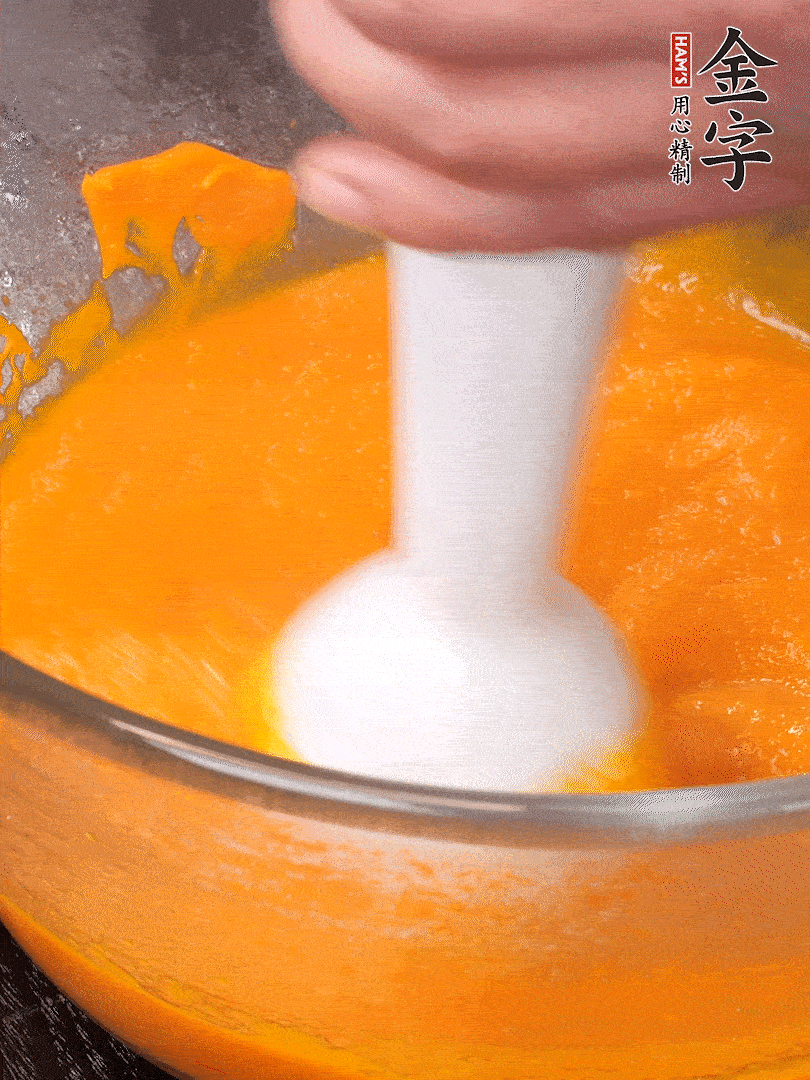 300g南瓜，去皮去瓤切滾刀塊，大火蒸8分鐘，料理機打成泥，篩網(wǎng)過篩成泥