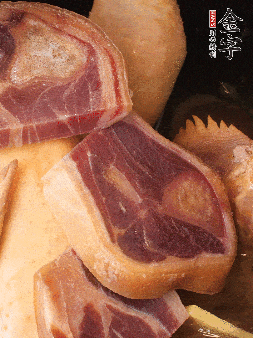 火踵、老母雞加蔥、姜、料酒、清水，大火燒開后轉(zhuǎn)小火，燉1小時