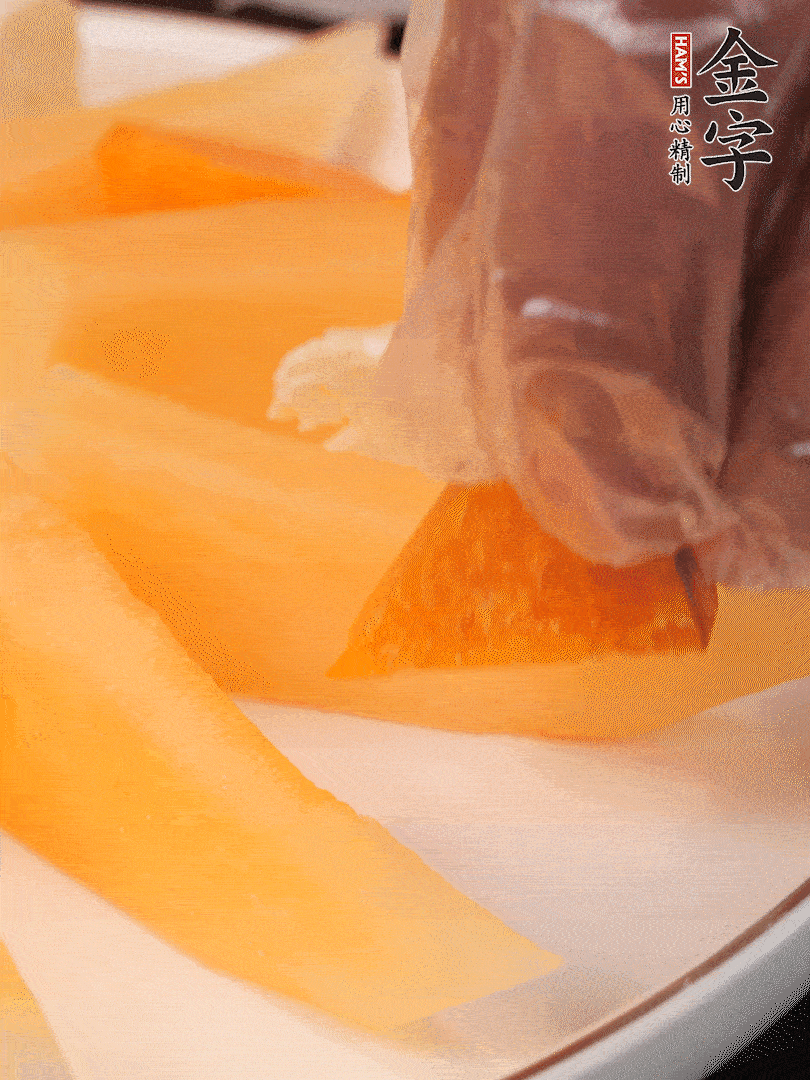 刀用火烤一下，切開奶酪