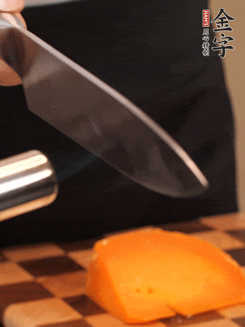 間隔擺上哈密瓜、奶酪、迷迭香、核桃仁