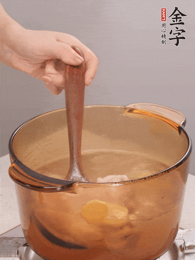 鴨肉、白果、火腿、生姜一起放入砂鍋，清水沒過食材，大火燉煮1小時