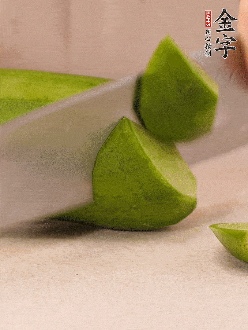 青、紅蘿卜洗凈，去皮切大塊