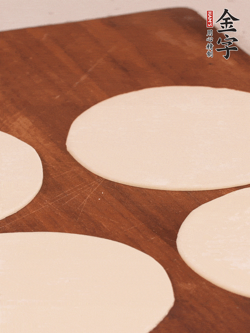 餃子皮均勻抹油，10張疊在一起，搟面杖搟開