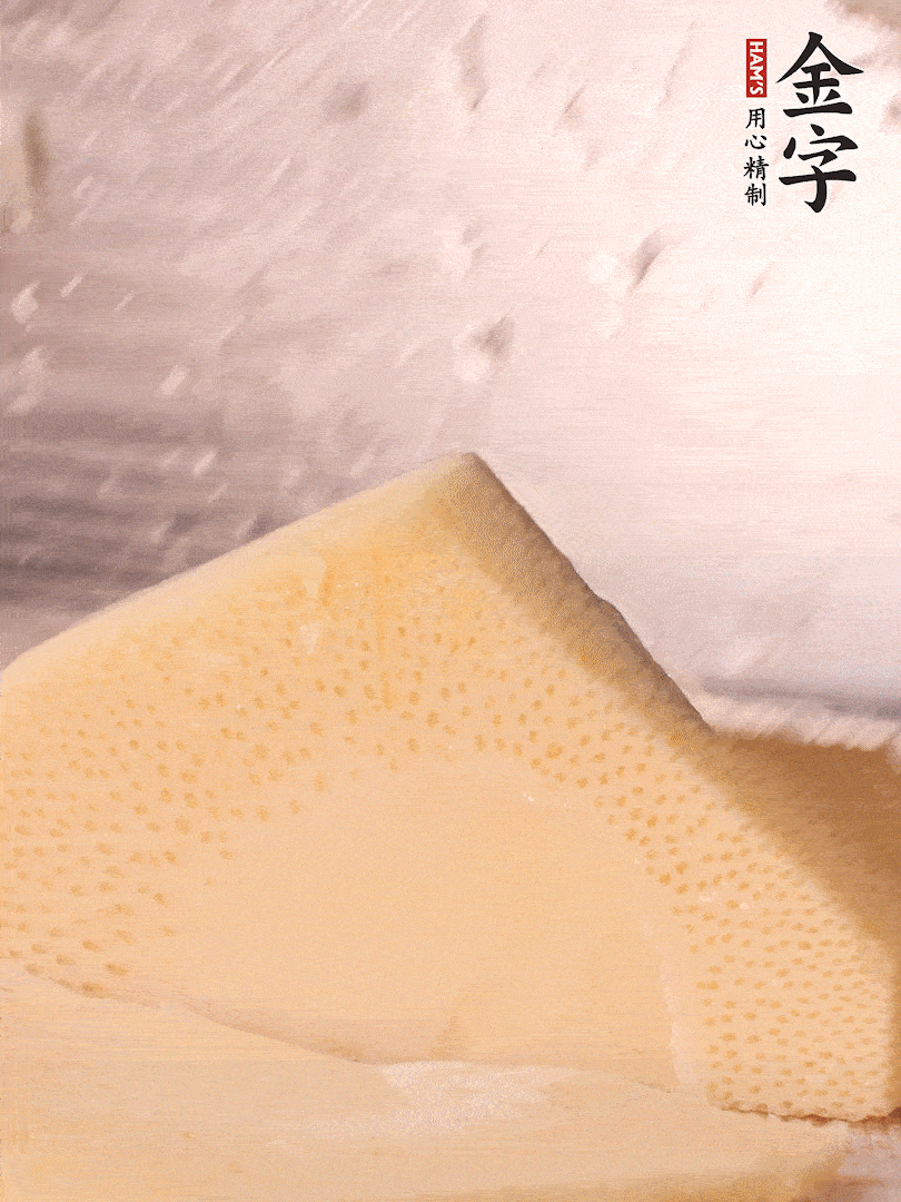 冬筍處理干凈，切滾刀塊，開水焯燙去除澀味