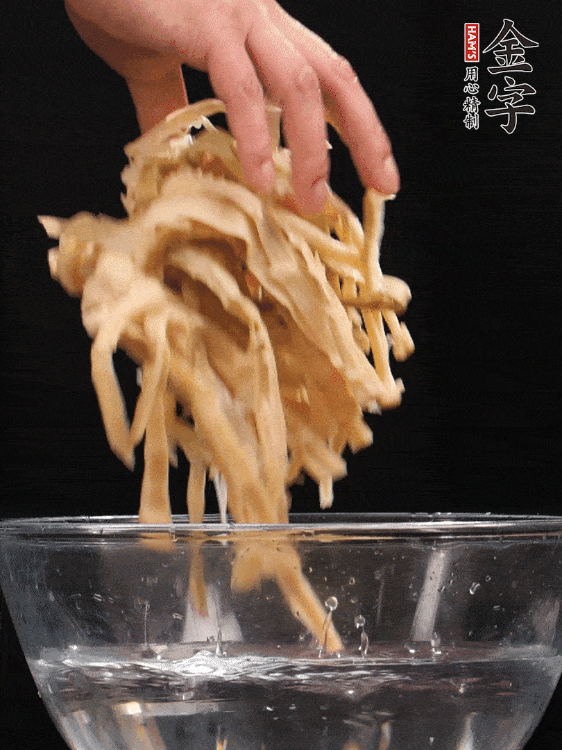 天目山筍干1把，清洗表面鹽分，用手撕成長條