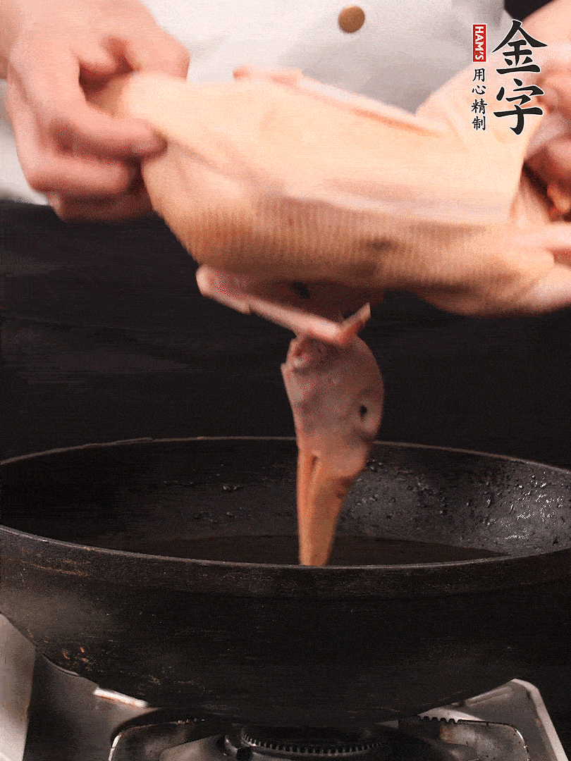 處理干凈的老鴨1只，黃酒小半碗，姜幾片，一起放入冷水，煮沸焯水3分鐘，去除血沫