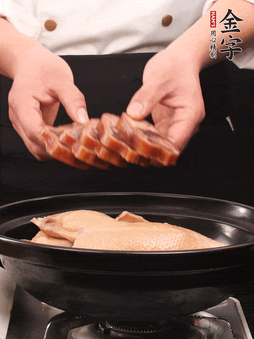 老鴨、金字火腿蹄片、筍干、姜片、蔥結(jié)，清水沒過鴨身2cm，加黃酒小半碗