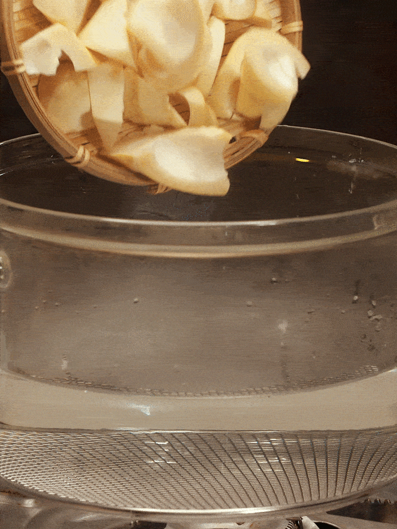 春筍切塊，焯水去除澀味