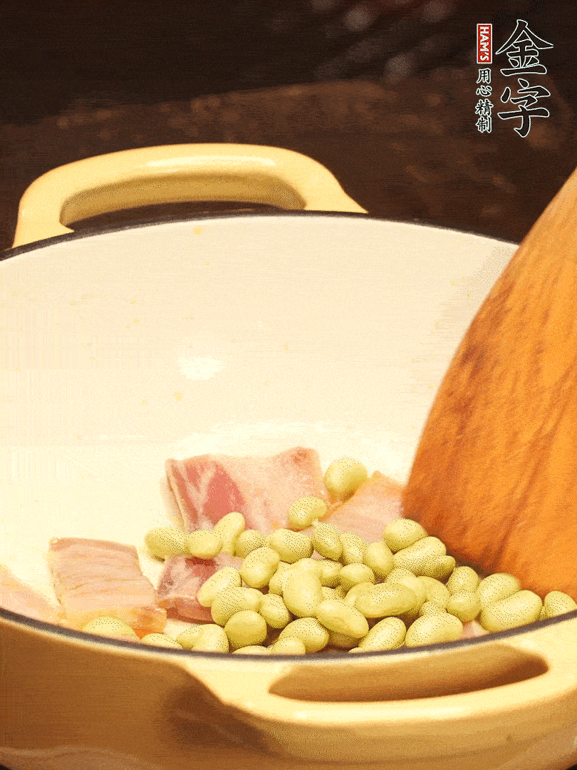 加入青豆、香菇翻炒出香味