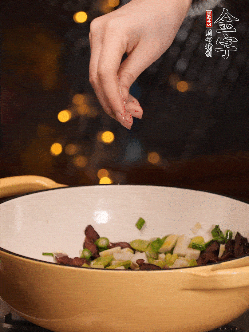 可以加點(diǎn)點(diǎn)水，再加菜苔，加點(diǎn)鹽、味精調(diào)味