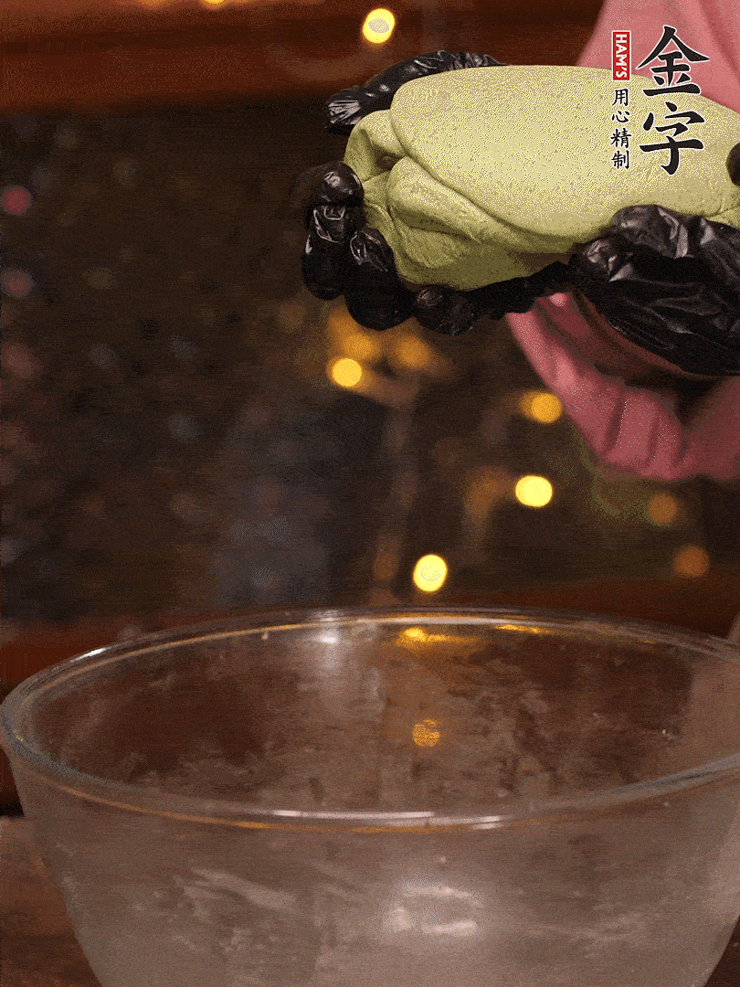 清明粿粉，分次加艾草泥，加點油揉2分鐘，揉到面團光滑，醒發(fā)一下