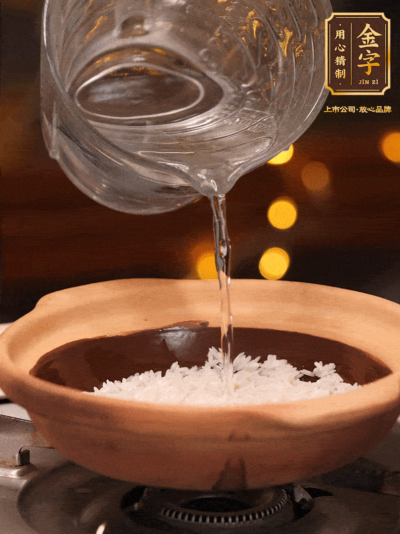 選一個中意的砂鍋加入1勺花生油并刷勻，倒入泡好的絲苗米、開大火煮至沸騰冒大泡后，轉中火蓋蓋燜煮5分鐘