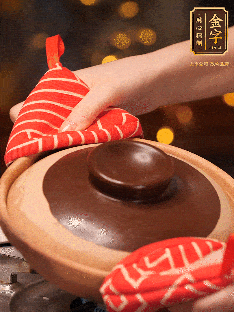 想要有嘎嘣脆鍋巴的關鍵（傾斜砂鍋，讓每個側邊都均勻加熱一分鐘）