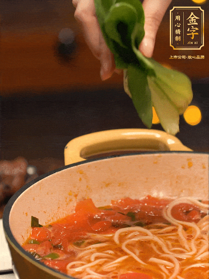 放入焯水后的面條、牛肉、小青菜燜煮約3分鐘