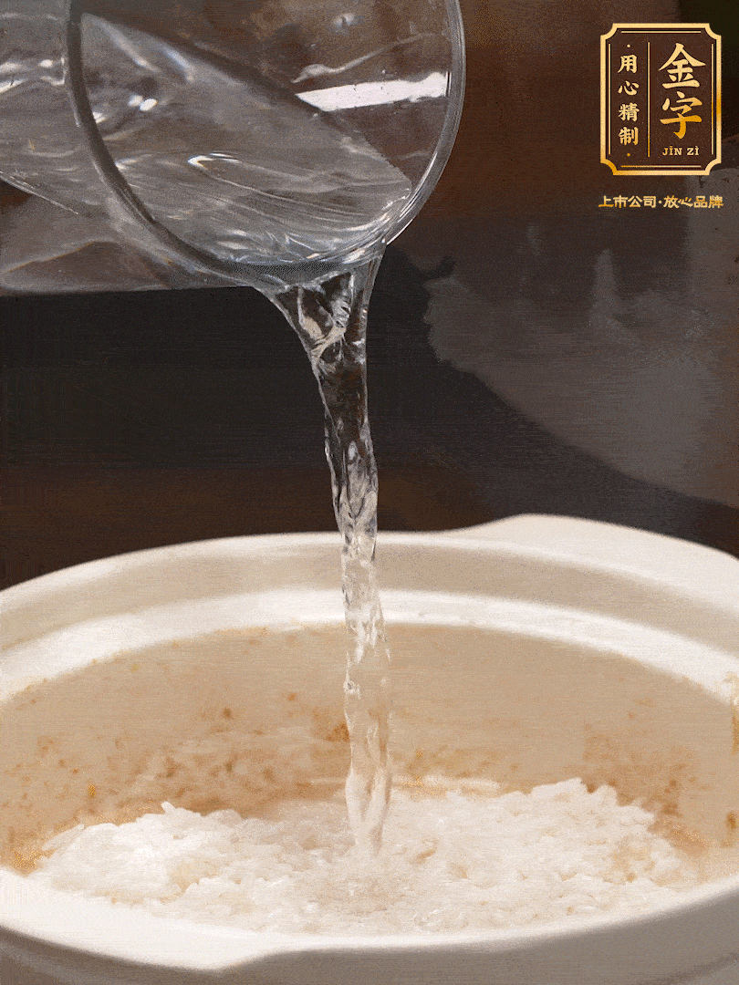 將泡好的米，加水一指，煮至沸騰