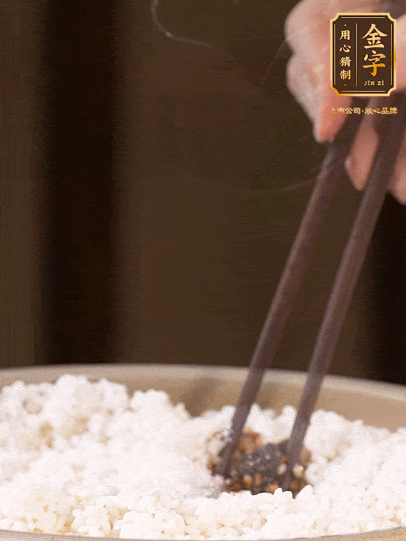 糯米淘洗干凈，浸泡4小時，控干水分后，加鹽、糖、老抽調味調色