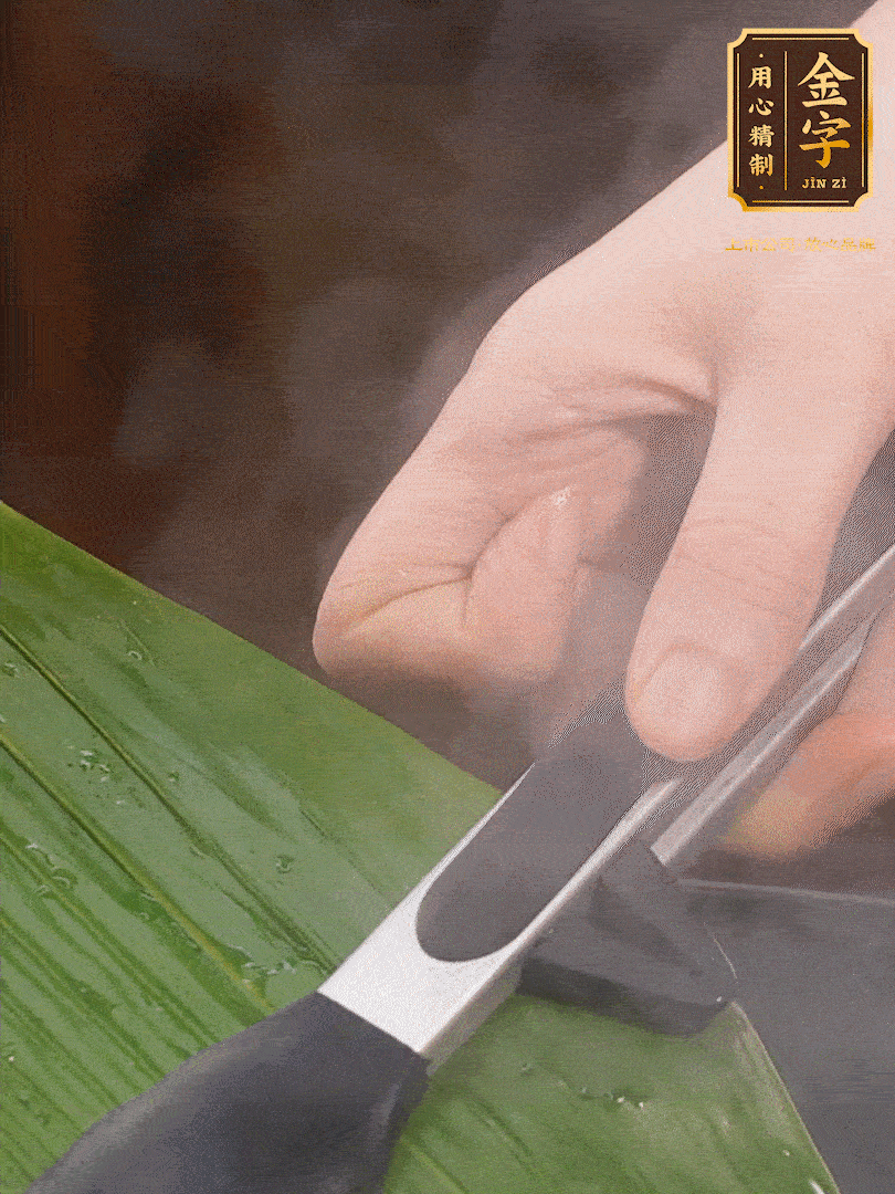 新鮮粽葉洗凈，用開水煮一下，讓粽葉更有韌性不易裂。