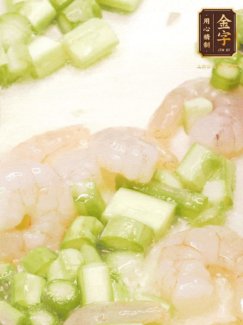 熱油煎香蝦仁，下香腸、蘆筍翻炒，盛出備用。